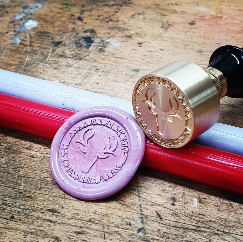 Sceau en laiton, avec graphisme personnalisé gravé, pour cachets de cire.